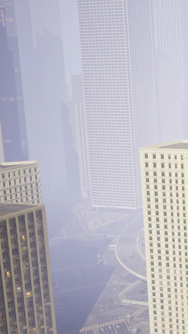 Edificios altos en una ciudad cubierta de niebla durante el día.