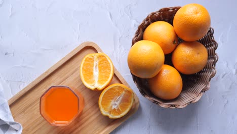 Orangensaft-Im-Glas-Und-Frisches-Obst-Auf-Dem-Tisch