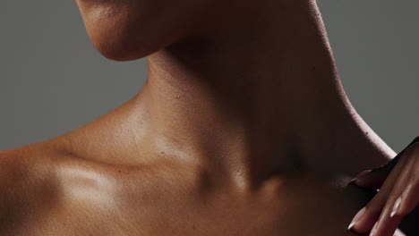 primer plano del cuello y el hombro de una mujer