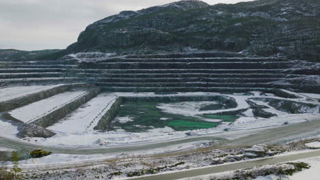 Cantera-De-Piedra-Minera-Foso-Rocoso-En-Noruega-Paisaje-Montañoso,-Aéreo