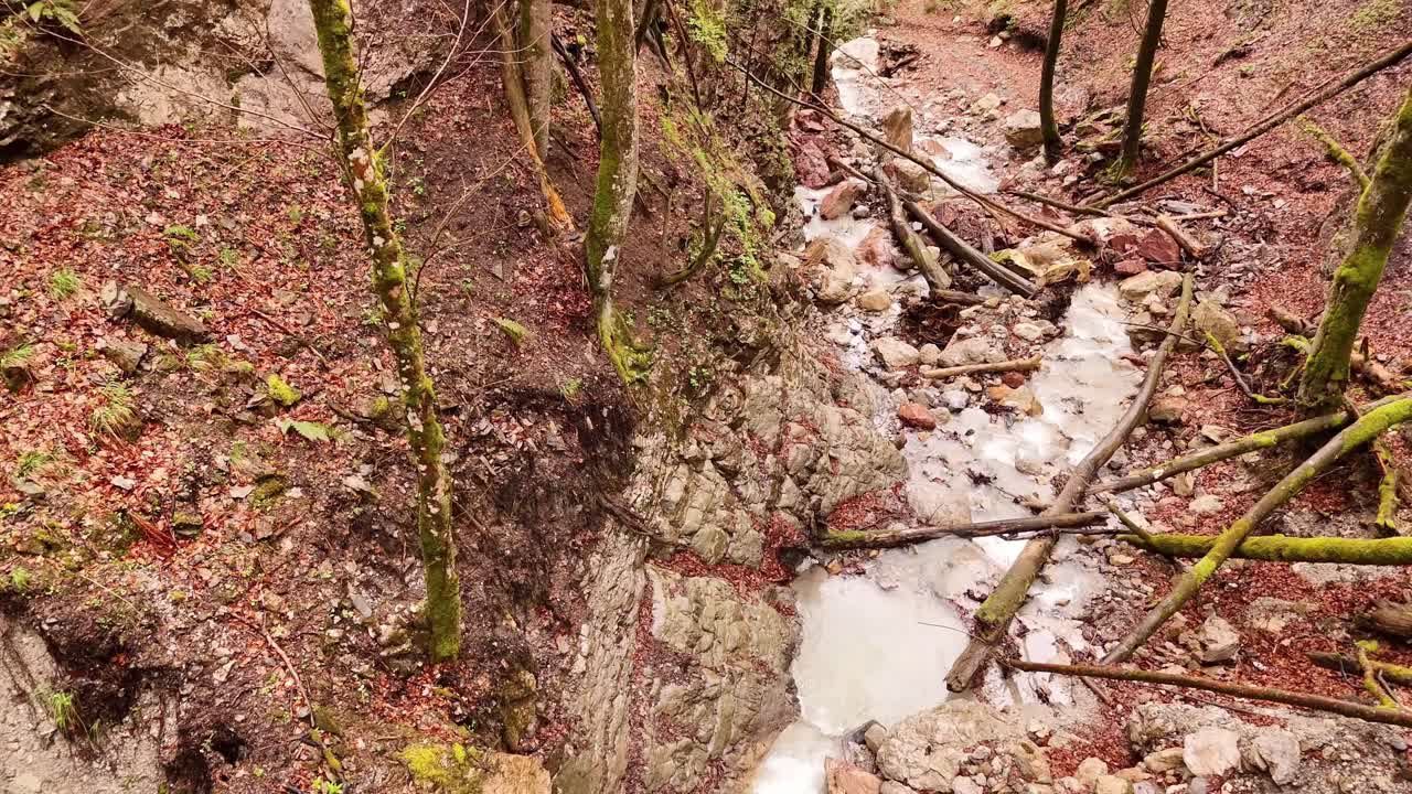 hermosa vista de la cascada de konigssee cerca de la ciudad de berchtesgaden en los alpes de baviera, alemania