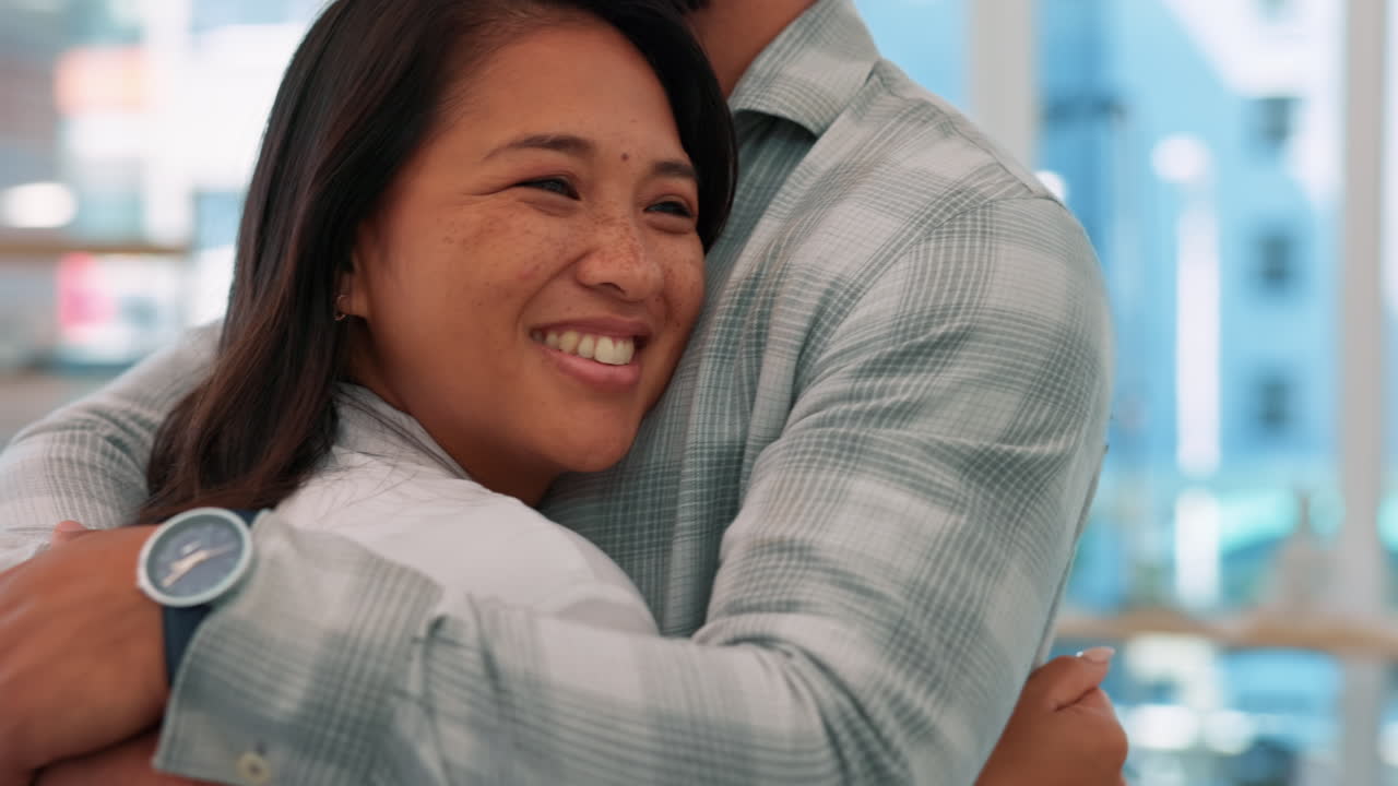 사랑, 미소 그리고 커플  ⁇ 안은 집에서 유대감을 위해