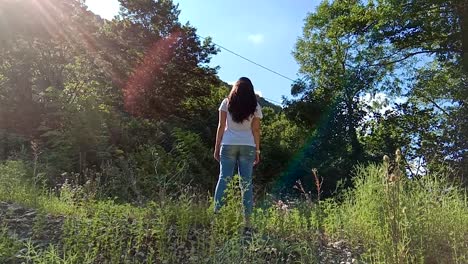 mujer en el bosque