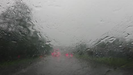 conduciendo en la carretera con fuertes lluvias