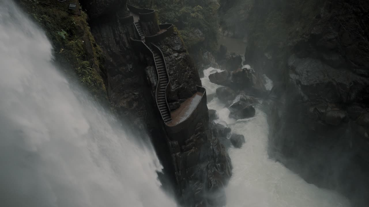 el balcón de observación revela la impresionante cascada pailon del diablo en río verde, ecuador