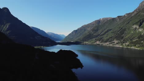 Wunderschönes-Drohnenschwenken-Eines-Wunderschönen-Tals-Zwischen-Bergen-Im-Sommer