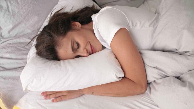 Mujer durmiendo en una cama cómoda