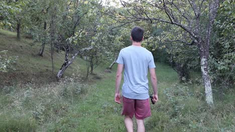 Ein-Mann-Geht-Auf-Einem-Fußweg-Im-Wald,-Tagsüber,-Sommersaison