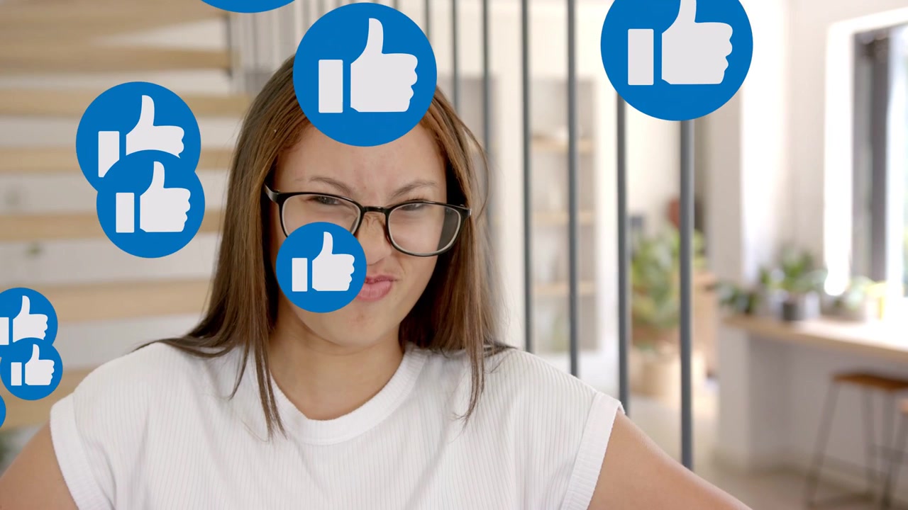 Adolescente in piedi, con icone blu di "Mi piace" che scorrono da sinistra coprendole il viso, a rappresentare i social media.