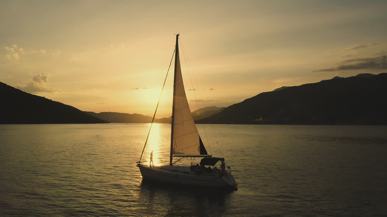 vista del velero al atardecer
