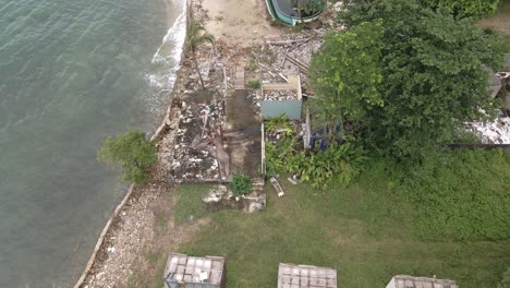 Dolly-Aufnahme-Aus-Der-Vogelperspektive-Aus-Der-Vogelperspektive-Eines-Verlassenen,-Verfallenen,-Zerstörten-Bungalow-Strandresorts-Am-Meer-In-Thailand,-Vor-Den-Auswirkungen-Von-Covid-19-Auf-Den-Tourismus