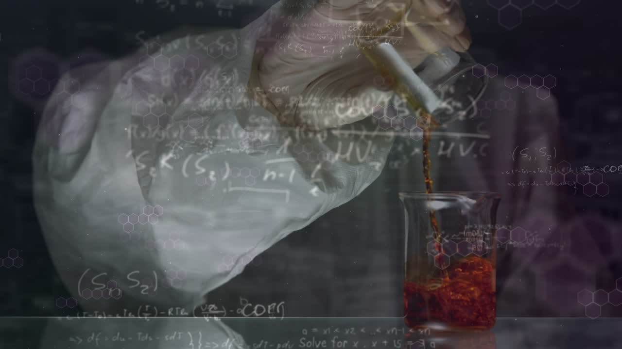 animación del procesamiento de datos y fórmulas químicas sobre las manos del trabajador de laboratorio con muestras