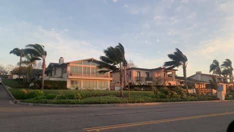 Tormenta-De-Viento-Por-Casas-Frente-A-La-Playa