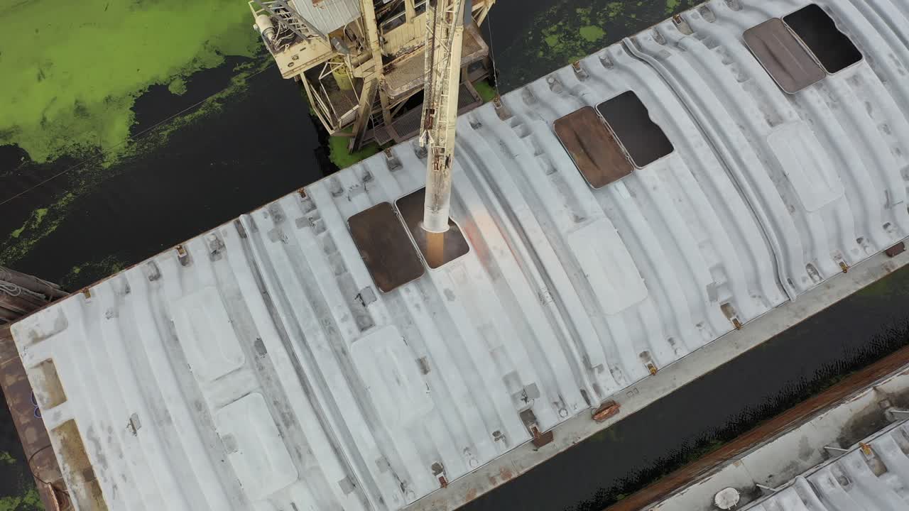 operación de carga en barcaza