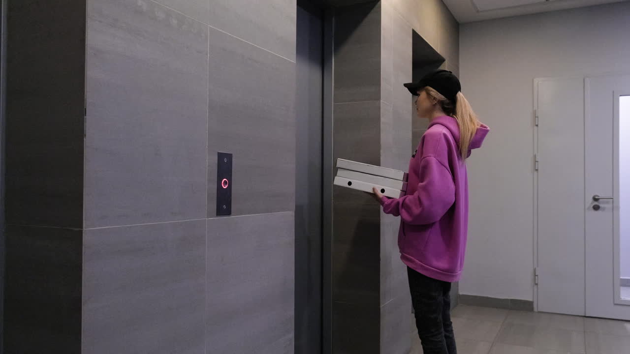 포장 상자를 들고 있는 배달 여자