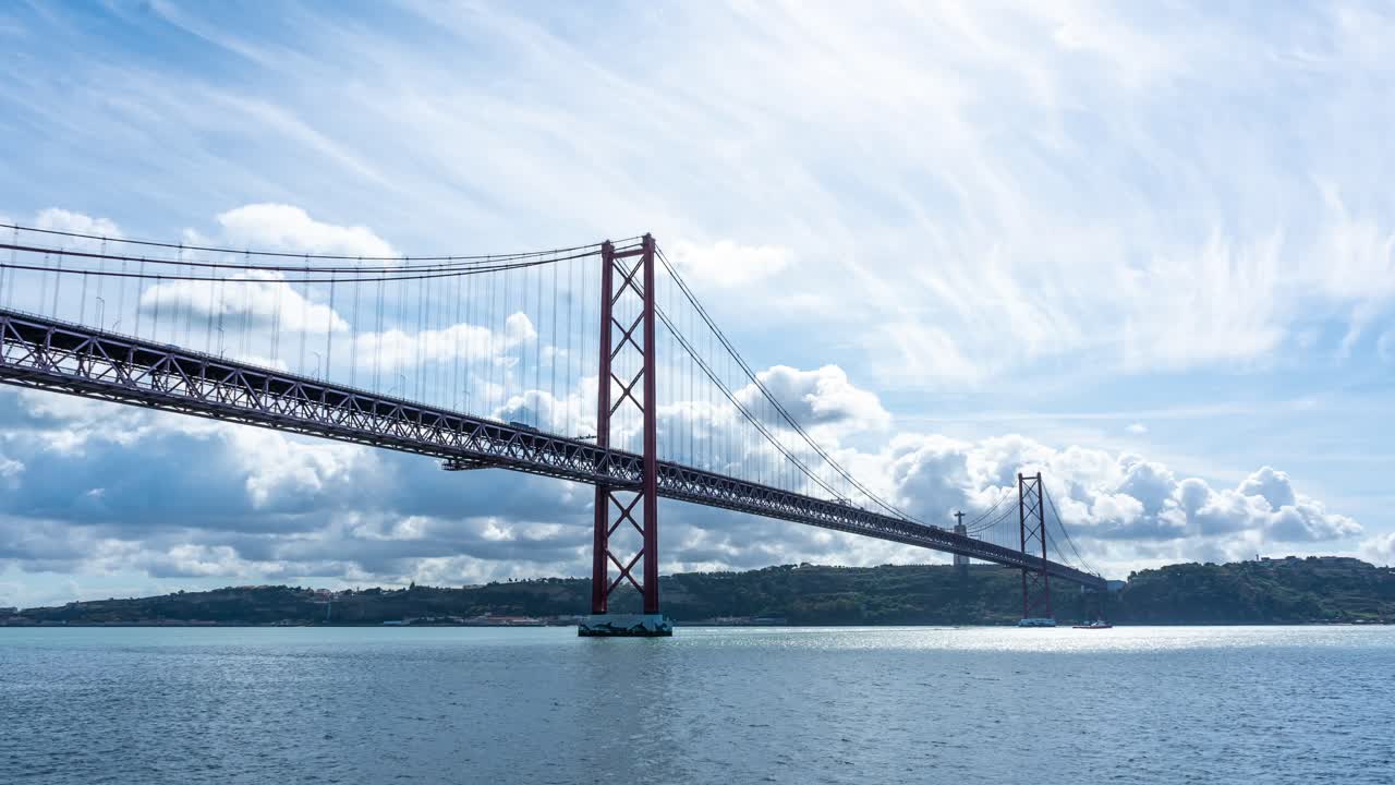 4월 25일 포르투갈 리스본의 테조 강과 4월 25일의 시간 경과