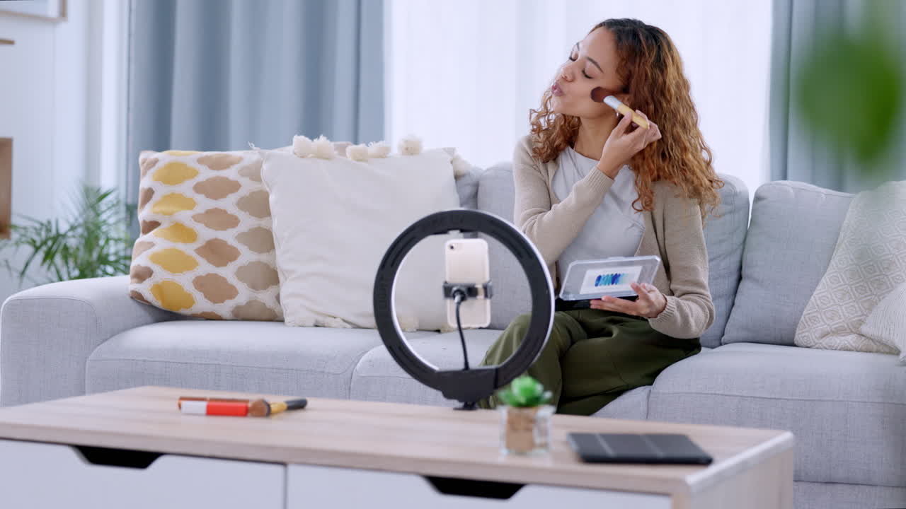 blogger de belleza o influencer filmando un maquillaje