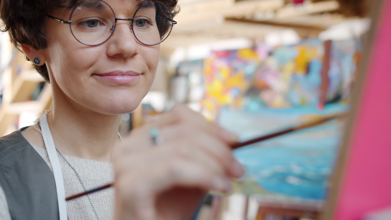 mujer pintando en un estudio de arte