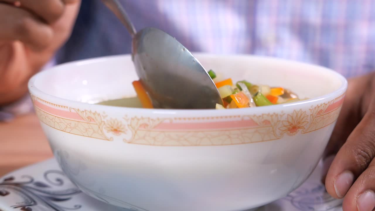 persona comiendo sopa