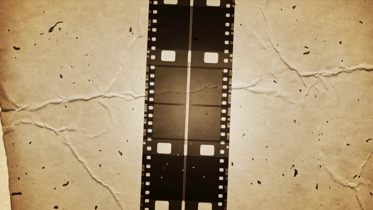Pellicola cinematografica rotante con fori e cuciture, fotogrammi che avanzano, che si sposta in senso orario su carta invecchiata e impolverata.