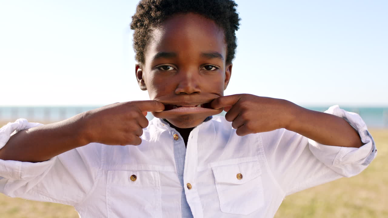 infancia, parque y cara de niño con gracioso