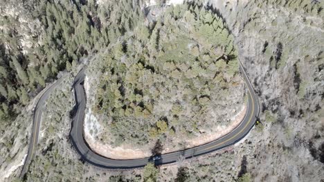 Serpentinenstraße-Mit-Autos,-Die-Auf-Dem-Highway-89-A-In-Sedona,-Arizona,-Fahren,-Mit-Drohnenvideo,-Das-Sich-In-Mittlerer-Aufnahme-Nach-Oben-Bewegt