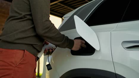 persona que carga un vehículo eléctrico