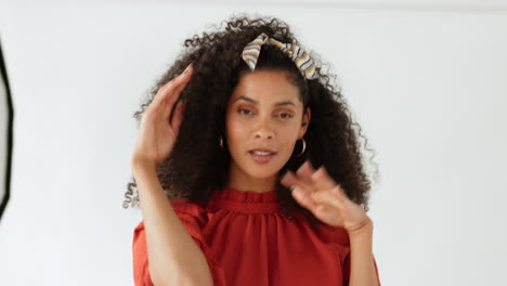 sesión de fotos, mujer negra y modelo de moda en blanco