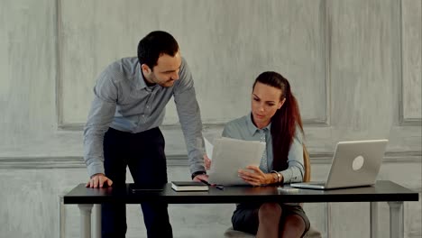hombre de negocios y mujer trabajando juntos en la oficina discutiendo papeleo