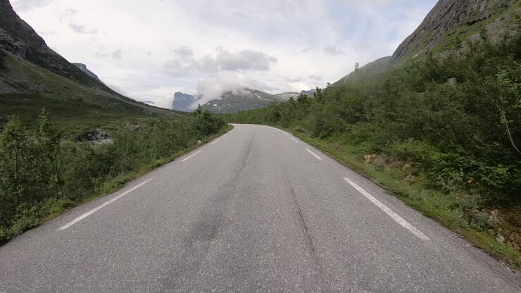 Guidando lungo la strada di Trollstigen che si snoda sulla montagna in Norvegia. POV
