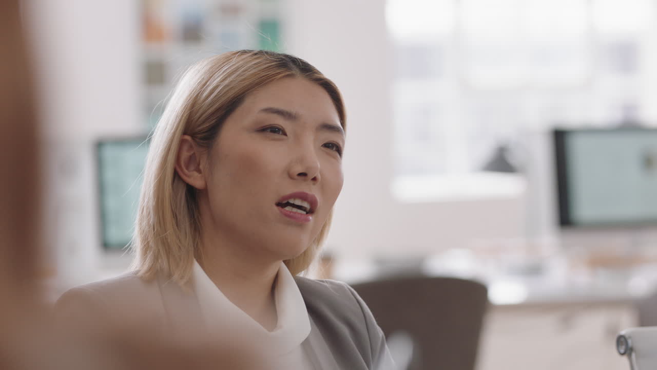 아름다운 아시아 사업가 여성이 사무실에서 아이디어를 공유하고 회의에서 프로젝트를 논의하고 회사 작업 공간에서 동료들과 브레인스토밍을합니다.