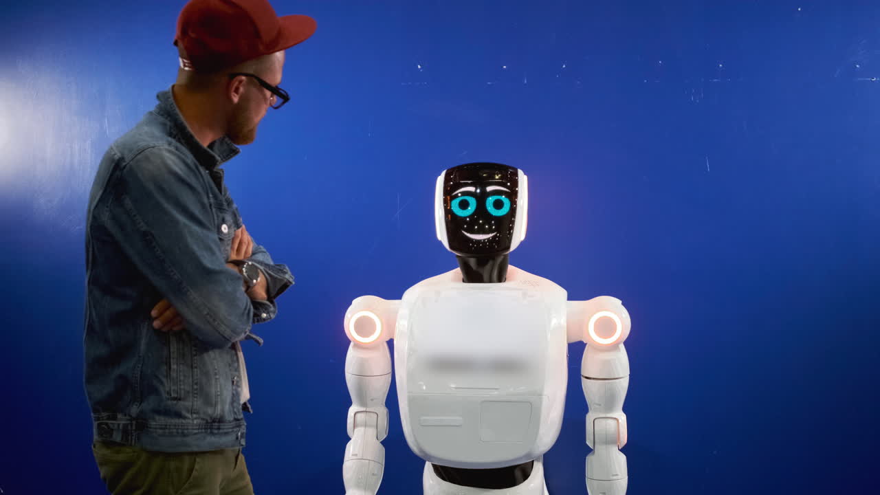 hombre interactuando con un robot amistoso