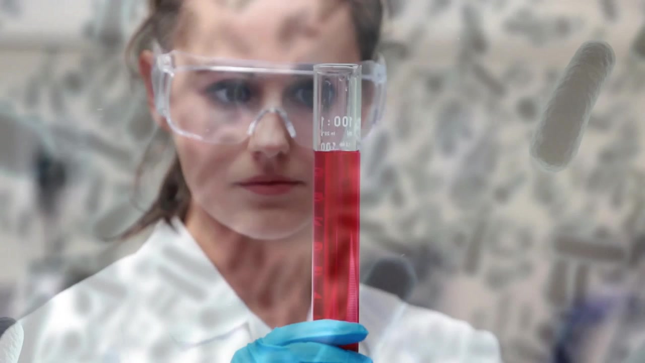 Animazione di cellule virali su scienziata caucasica che lavora in laboratorio.
