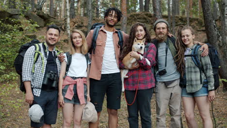 grupo de amigos haciendo senderismo en el bosque