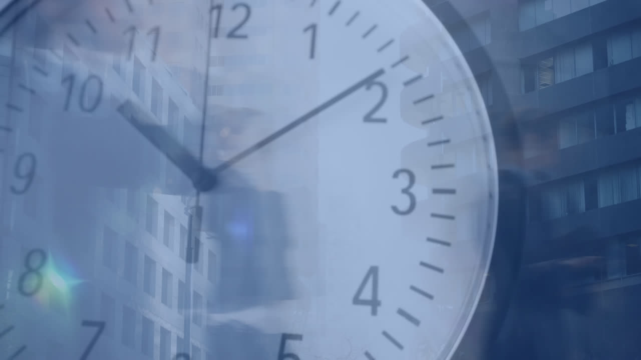 personas caminando rápido en la ciudad con el reloj en primer plano