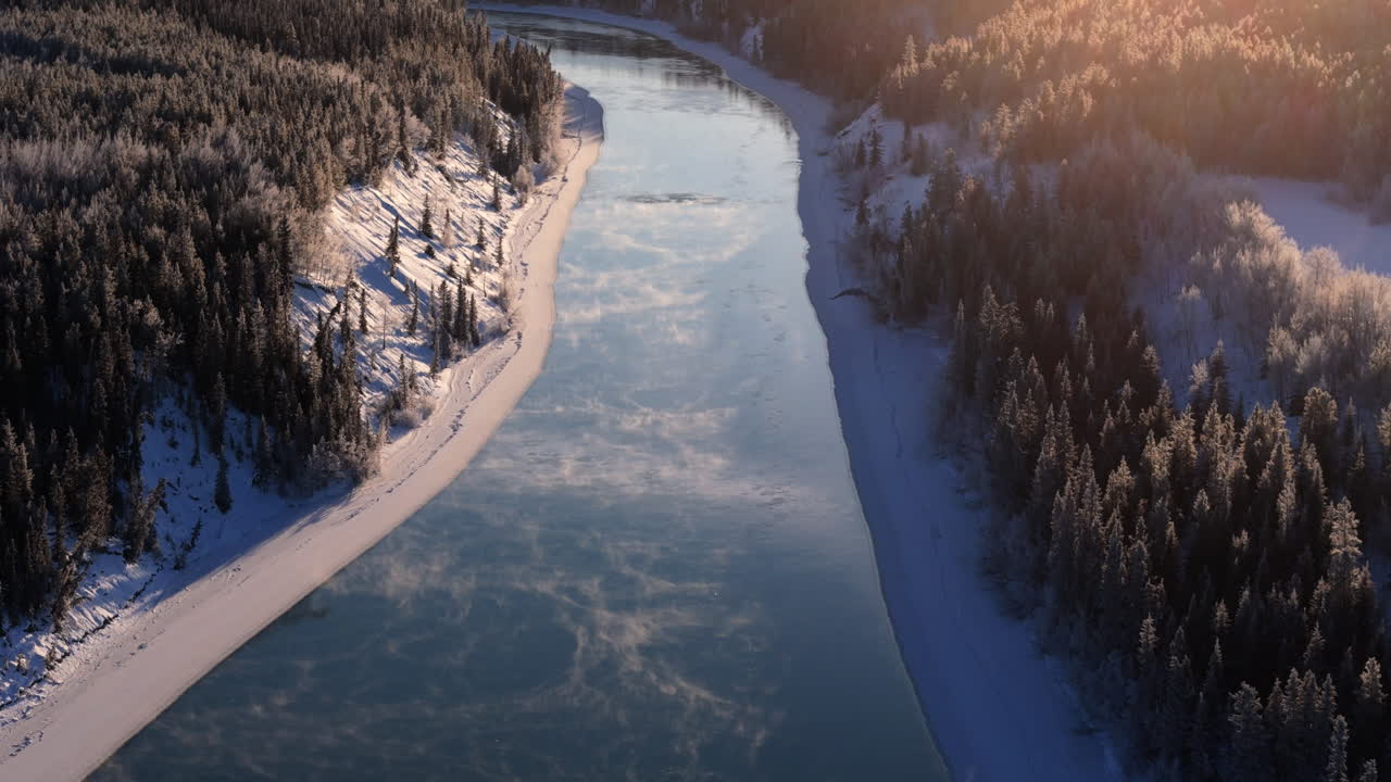 Paesaggio invernale del fiume Yukon che scorre attraverso la foresta in Canada - Ripresa aerea.