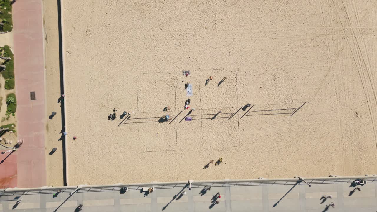 이 매혹적인 드론 저속 촬영으로 헌팅턴 해변의 광경을 포착하고 해변을 찾는 사람들이 배구를 하고 보드워크와 부두에서 산책하는 모습을 보여줍니다.