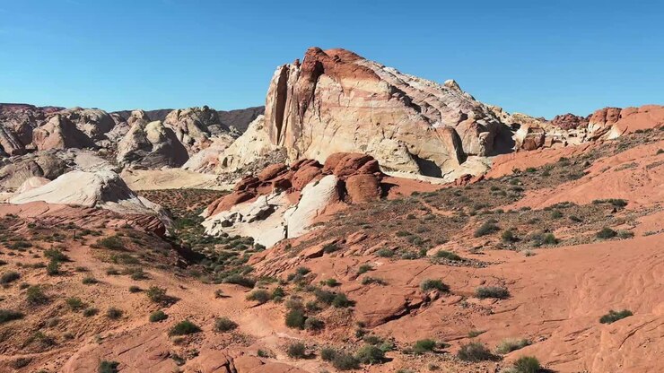 Splendido paesaggio con formazioni rocciose di arenaria azteca rosse e color crema nella Valley of Fire, Nevada.