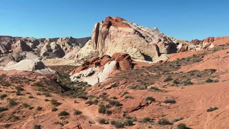 Wunderschöne-Landschaft-Mit-Roten-Und-Cremefarbenen-Aztekischen-Sandsteinfelsformationen-Im-Valley-Of-Fire,-Nevada