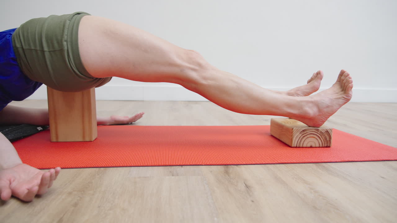Mulher Praticando Postura de Yoga com Blocos no Tapete