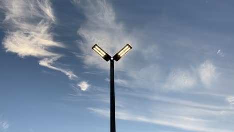 Straßenlaterne-Auf-Dem-Parkplatz-Mit-Schöner-Wolke-Am-Nachmittag-An-Einem-Sonnigen-Tag