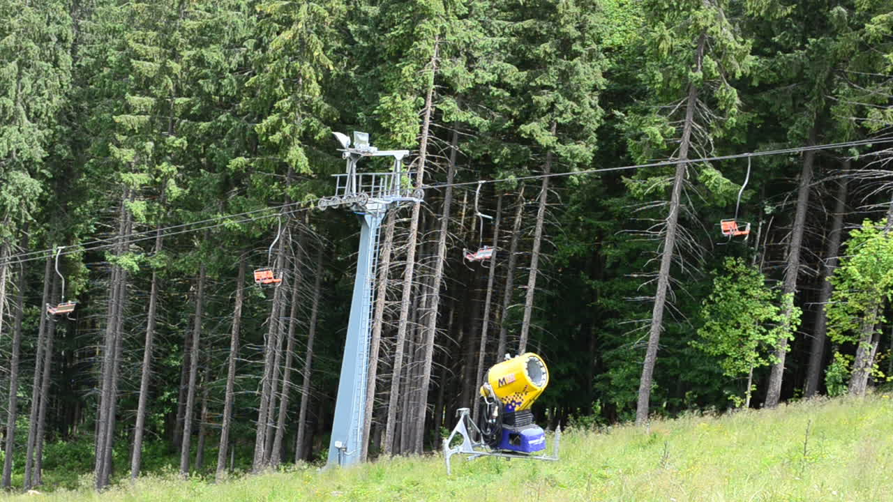 Berg på sommaren, släplift. Fotografering i juli.