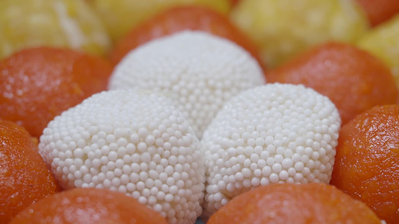 una variedad de dulces de colores