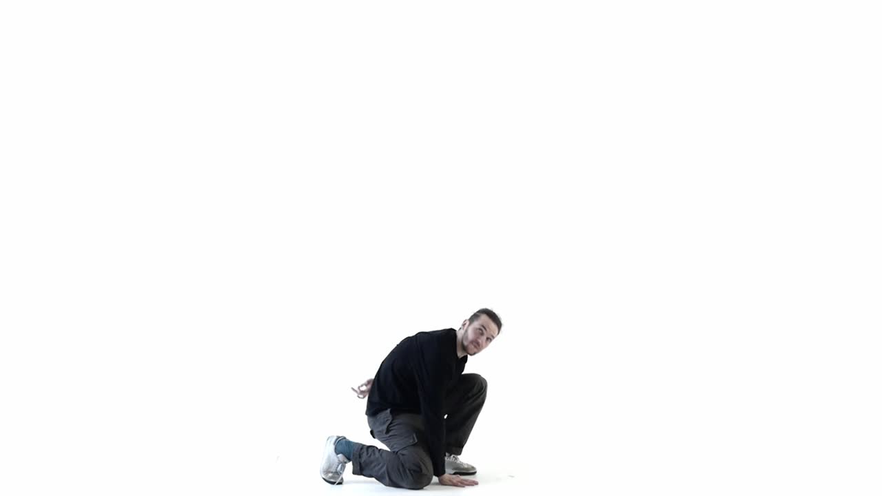Giovane uomo energico che esegue salti e passi di danza al rallentatore
