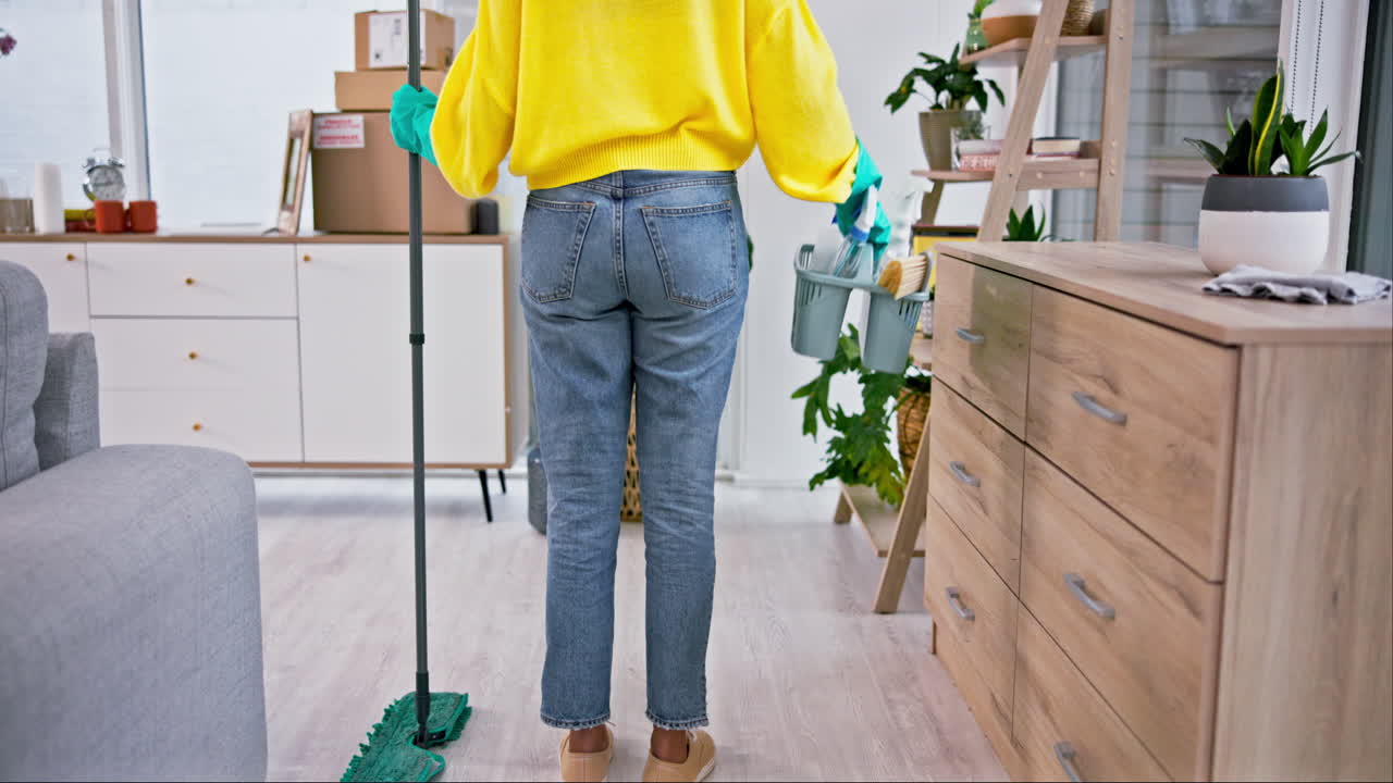 persona, espalda o cubeta de limpieza en la casa