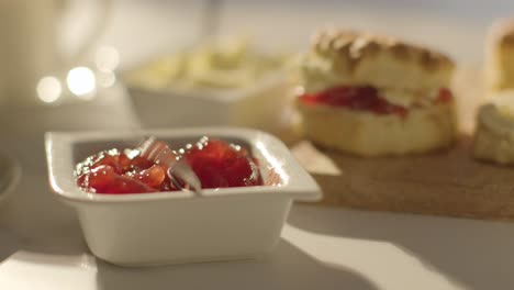 close-up des traditionellen britischen nachmittagstees mit scones creme und marmelade 1