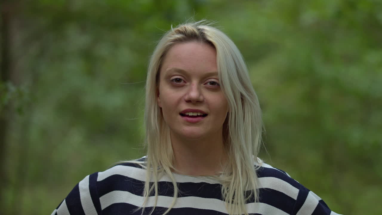 una hermosa dama adolescente mirando a la cámara para grabar un buen momento