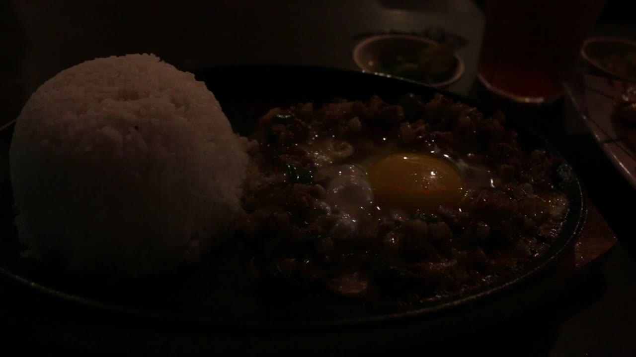 돼지고기 시시그 (sisig) 는 필리핀의 전통 요리이며, 고기 위에 신선한 달이 여서 어 먹는다.
