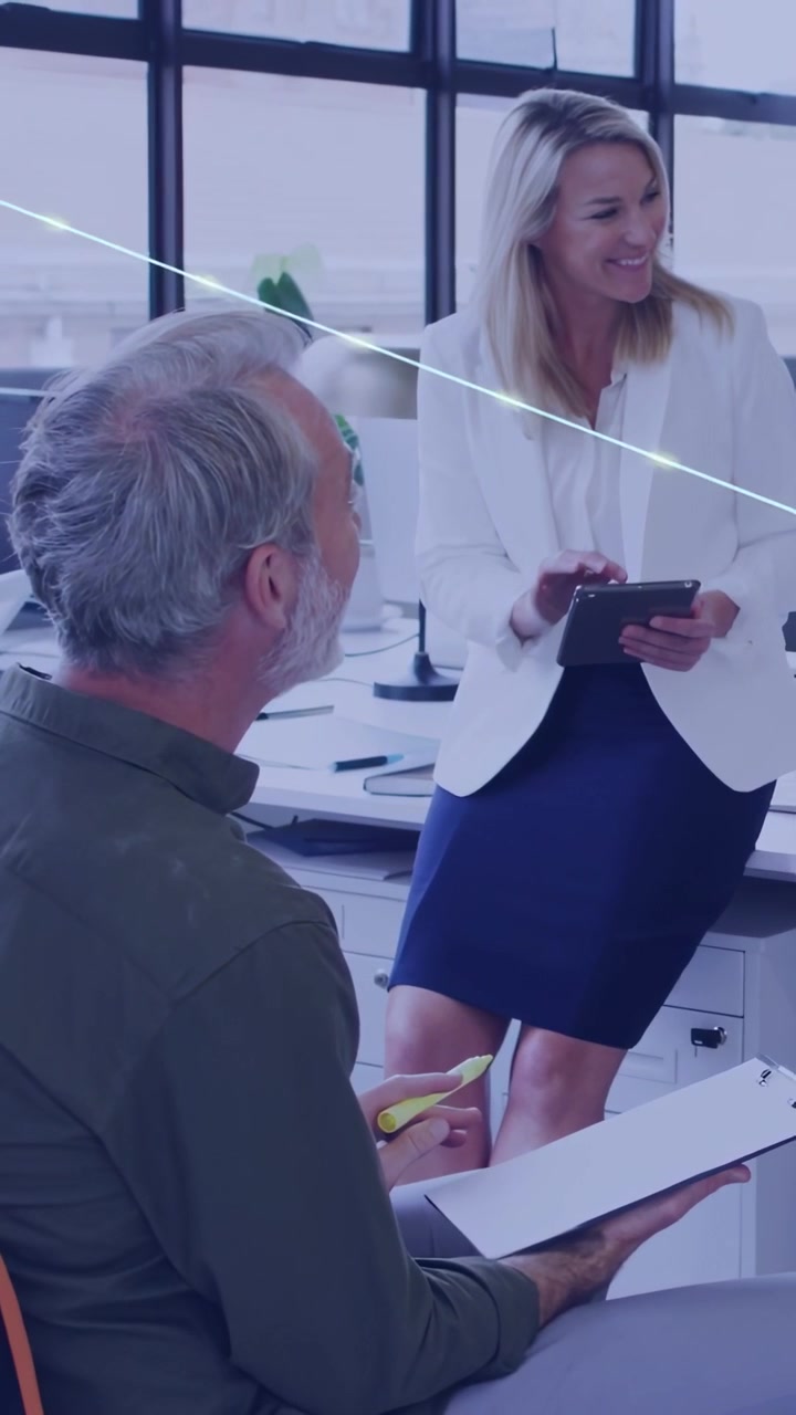 Video verticale: Donna che tocca un tablet, avviando una rete di nodi in crescita, mentre un uomo prende appunti e mostra collegamenti tecnologici.
