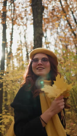 dama de boina amarilla bailando alegremente en un parque de otoño iluminado por el sol, sosteniendo hojas amarillas, los rayos del sol creando un hermoso efecto de luz a su alrededor